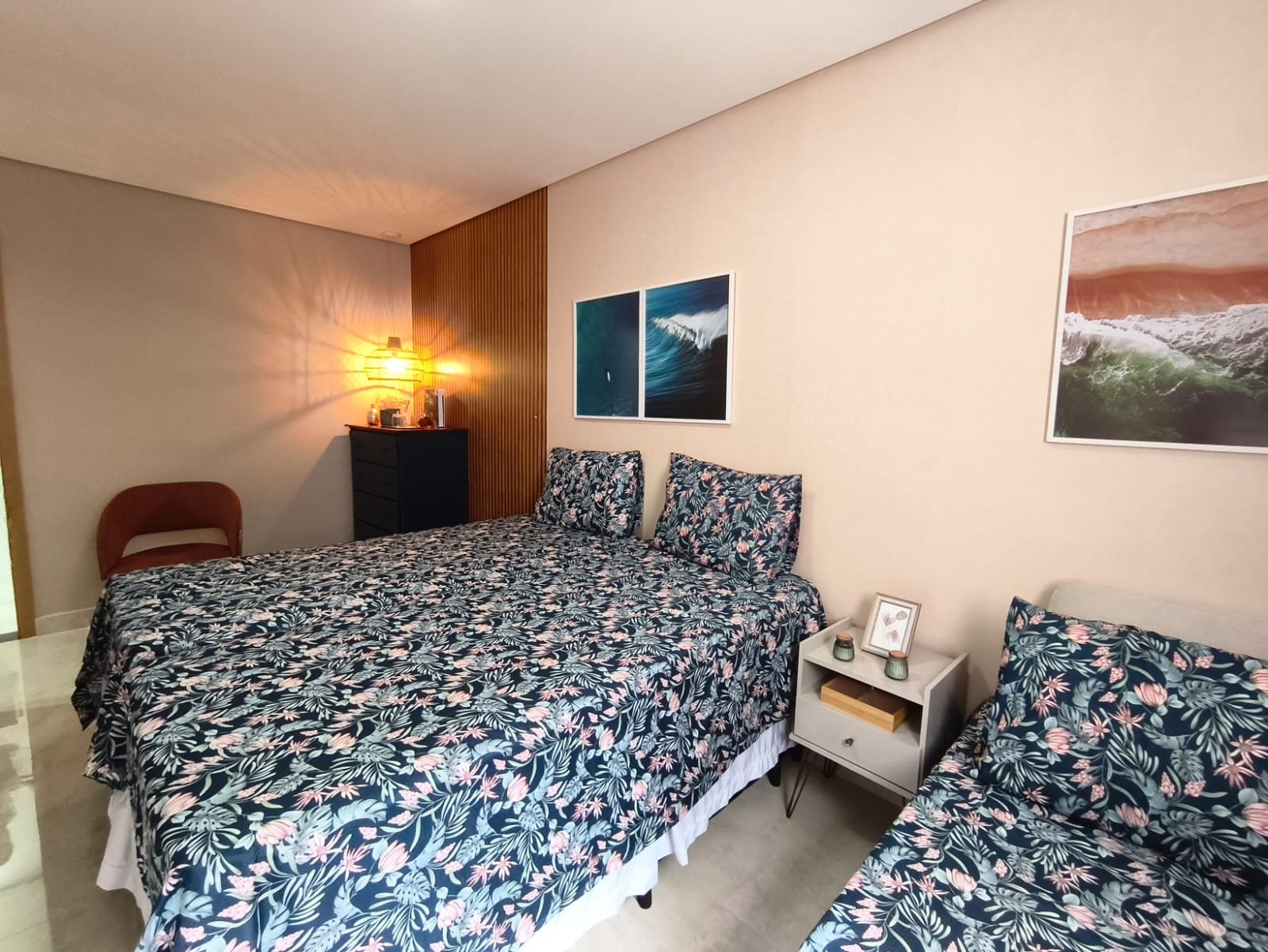 Quarto casal com TV