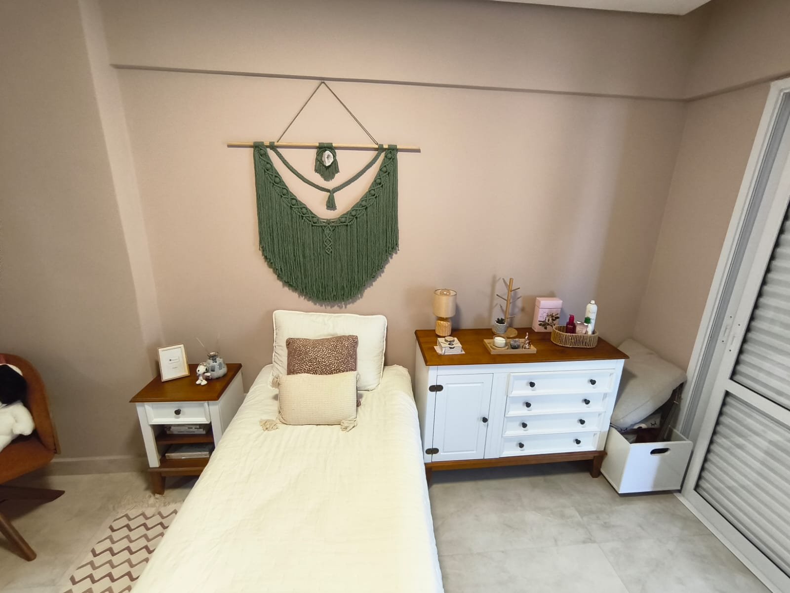 Quarto duas camas decorado